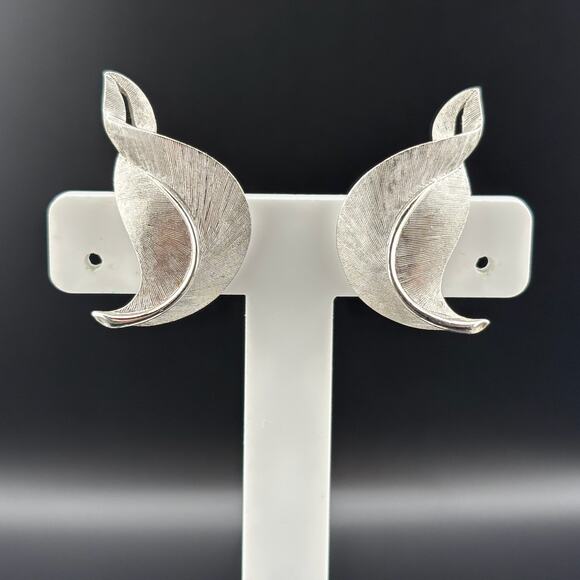 Signed Trifari Vintage Silver Tone Twisted Leaf Clip On Earrings 2.25" - Picture 2 of 4